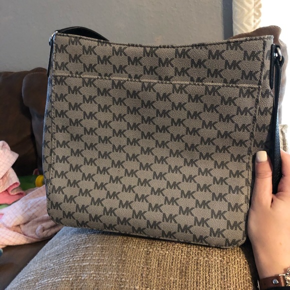 Micheal Kors cross body - Picture 3 of 4